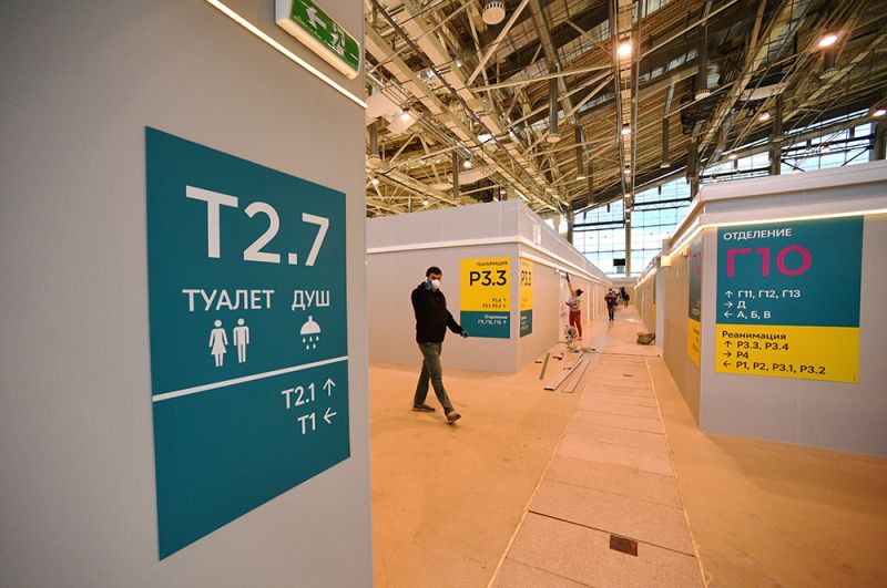 Временный госпиталь для пациентов с COVID-19 в павильоне №75 на ВДНХ. При максимальной загрузке в госпитале будут работать 160 врачей, 350 сотрудников среднего и 322 сотрудника младшего медицинского персонала.