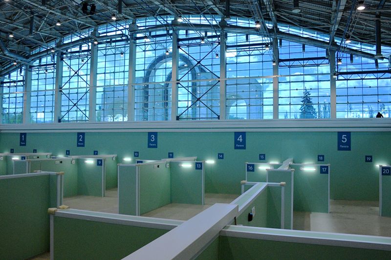 Временный госпиталь для пациентов с COVID-19 в павильоне №75 на ВДНХ. Также здесь будет функционировать временная лаборатория, где можно будет в сутки изучать полторы тысячи проб.