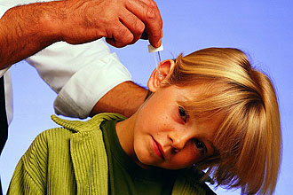 Капаем в ухо ребенку Капли в уши